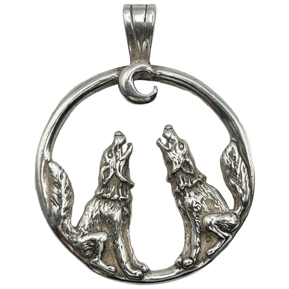 925 Sterling Silver 'Song of the Wild' Howling Wolves Round Pendant - Picture 1 of 5